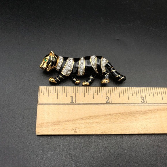 Tiger Cat Brooch 2.5" Vintage Rhinestones Green Eye Black Stripes Gold Tone Pin - Picture 5 of 5